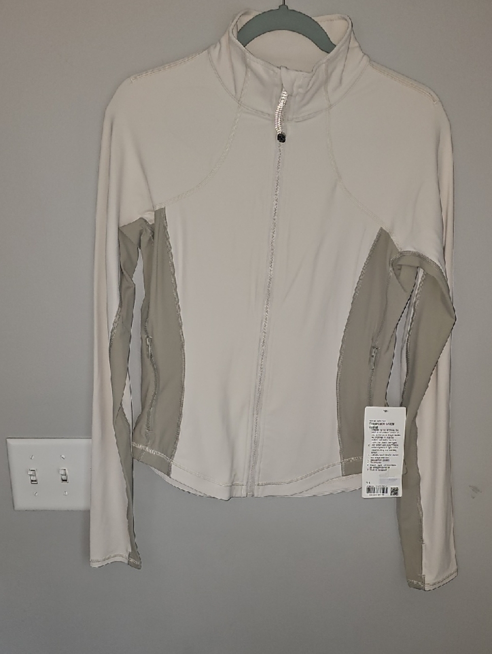 Luluemon Throwback Shape Jacket!! WHTO/RWLI, Sold Out Jacket! Sz 10 Nwts!